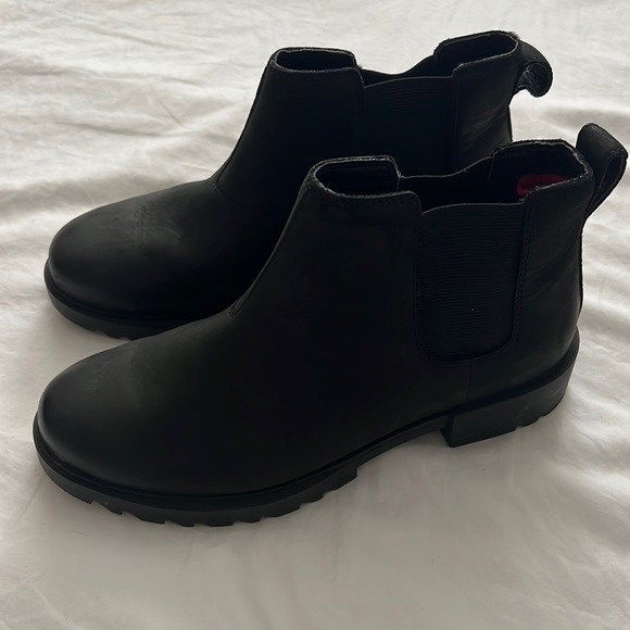Black Sorel waterproof ankle booties - Picture 1 of 3